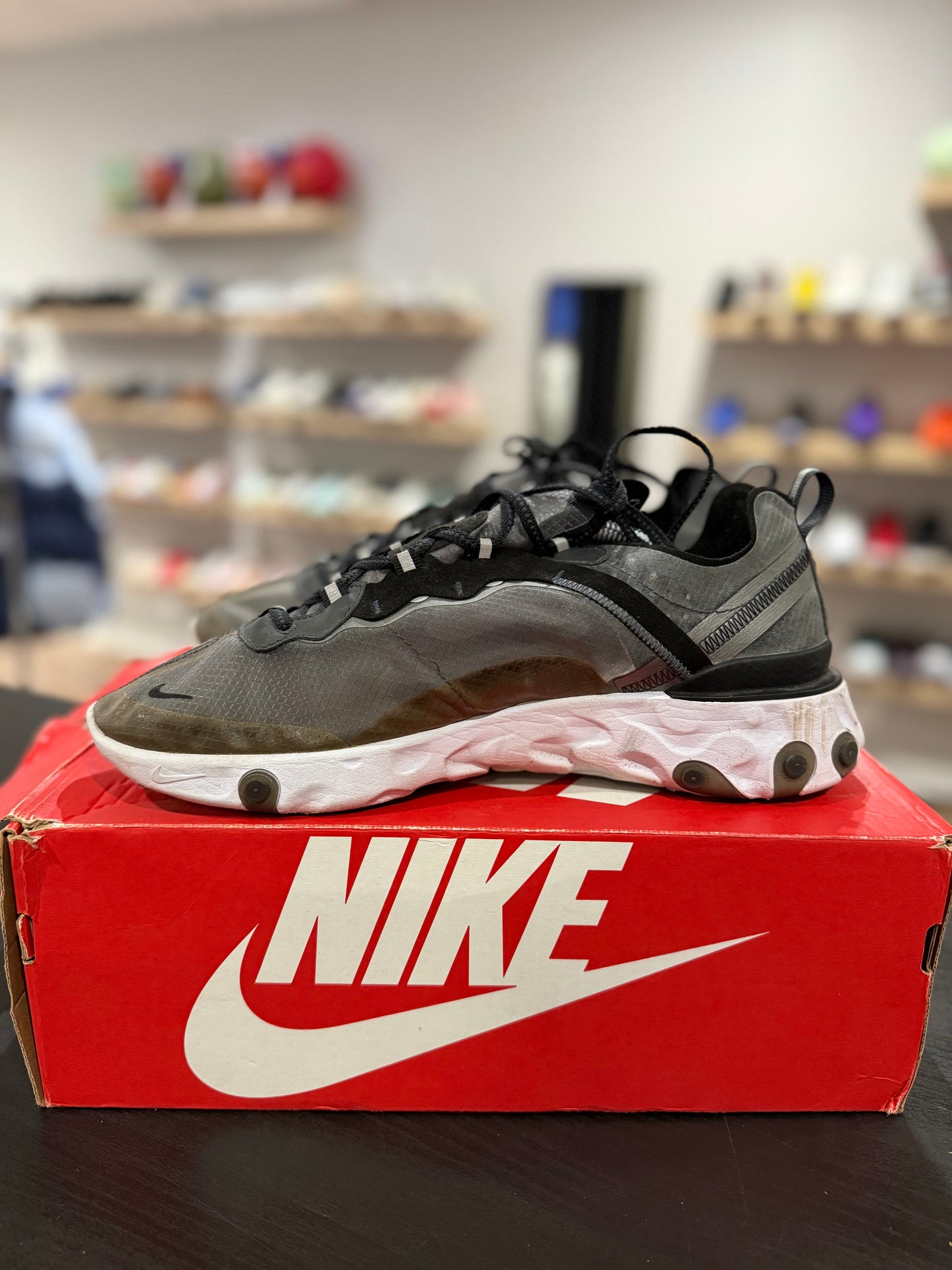 React 87 Anthracite Black