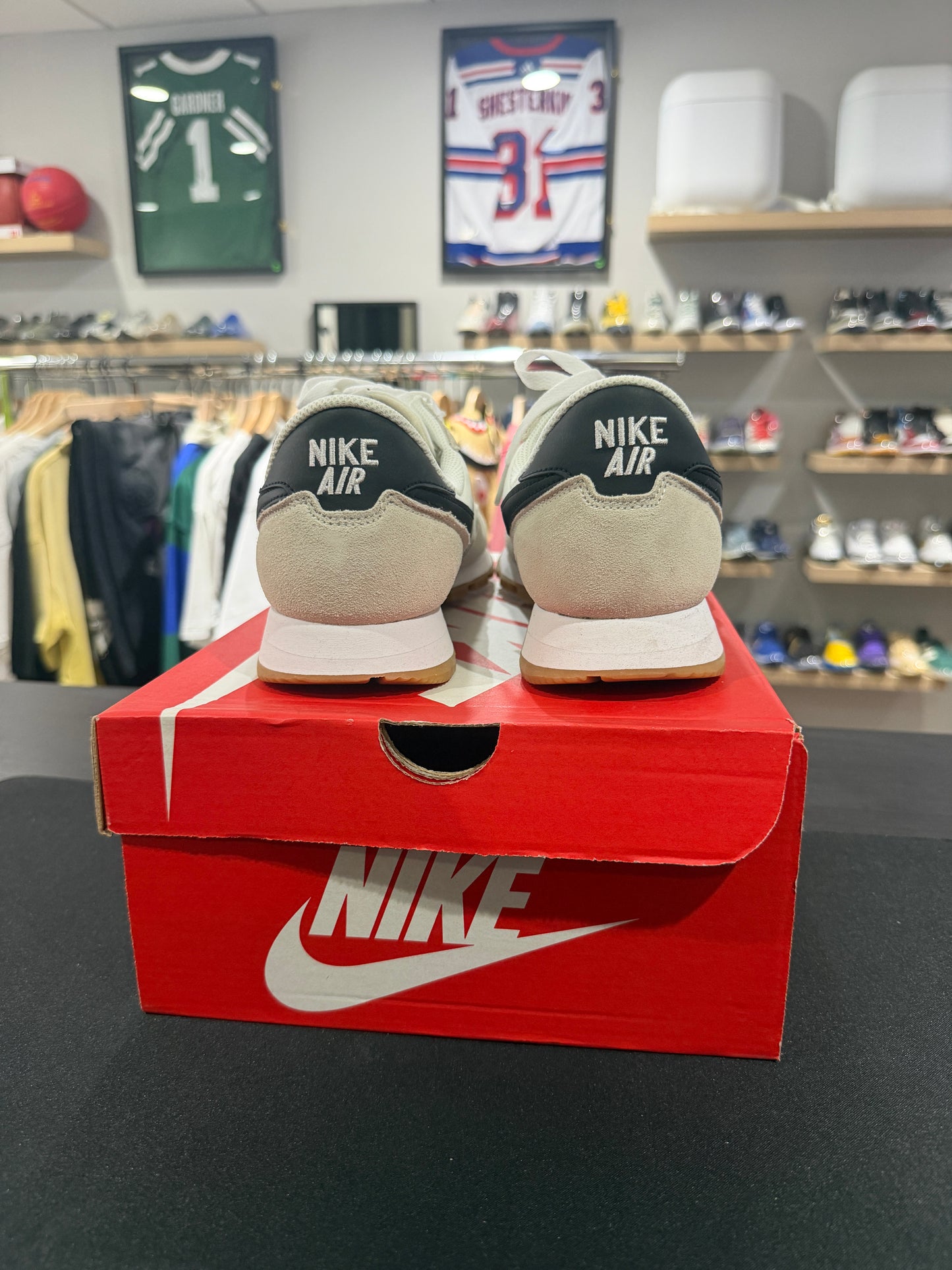 Pegasus 83 White Black Gum