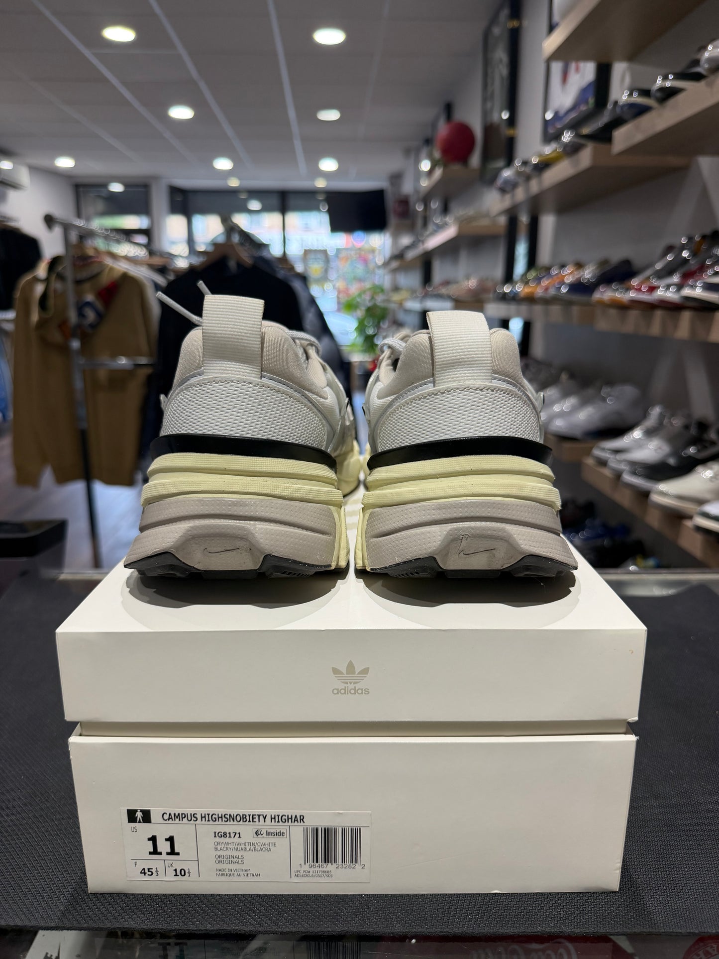 V2K Run Summit White Metallic Silver