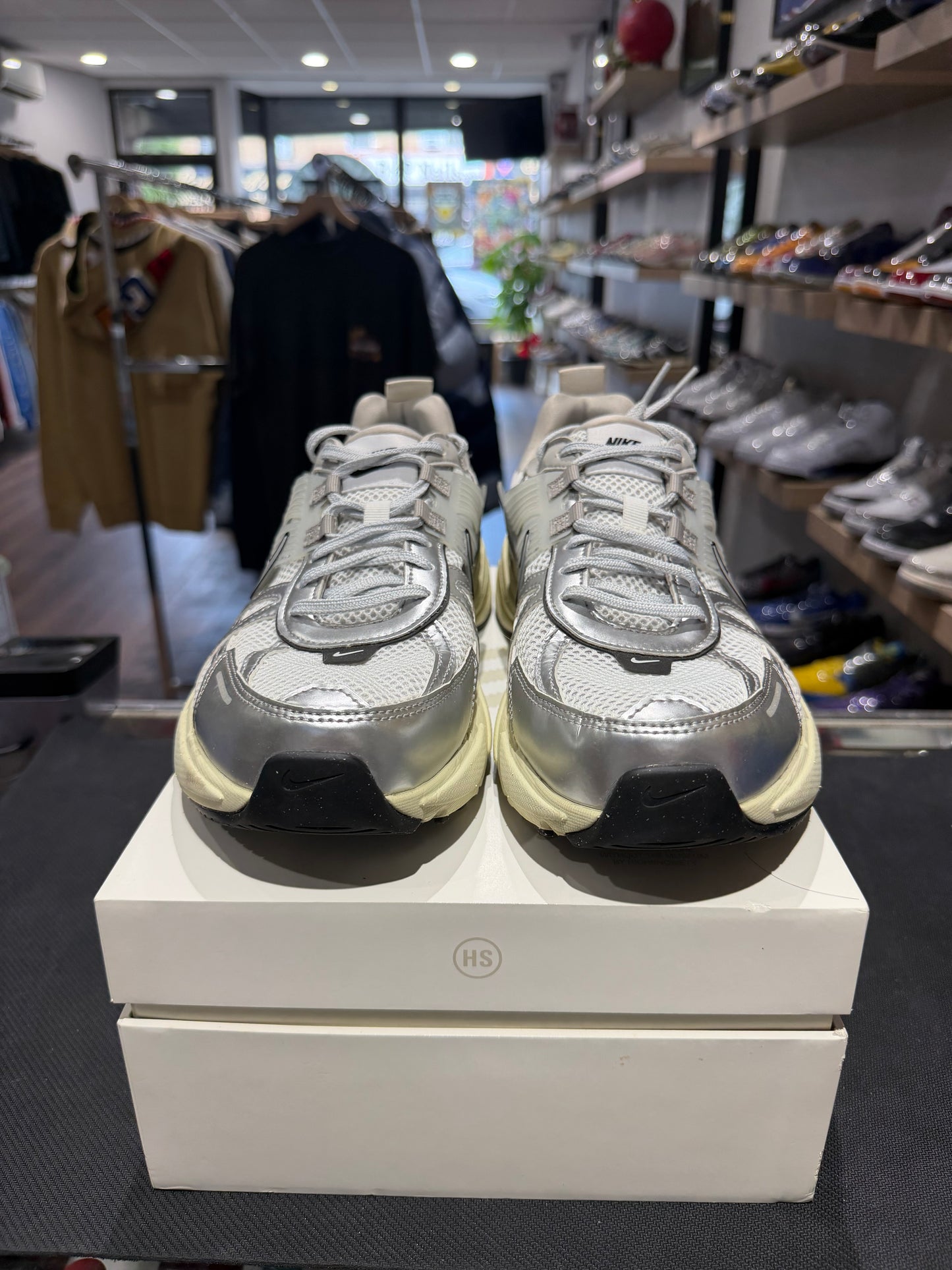 V2K Run Summit White Metallic Silver