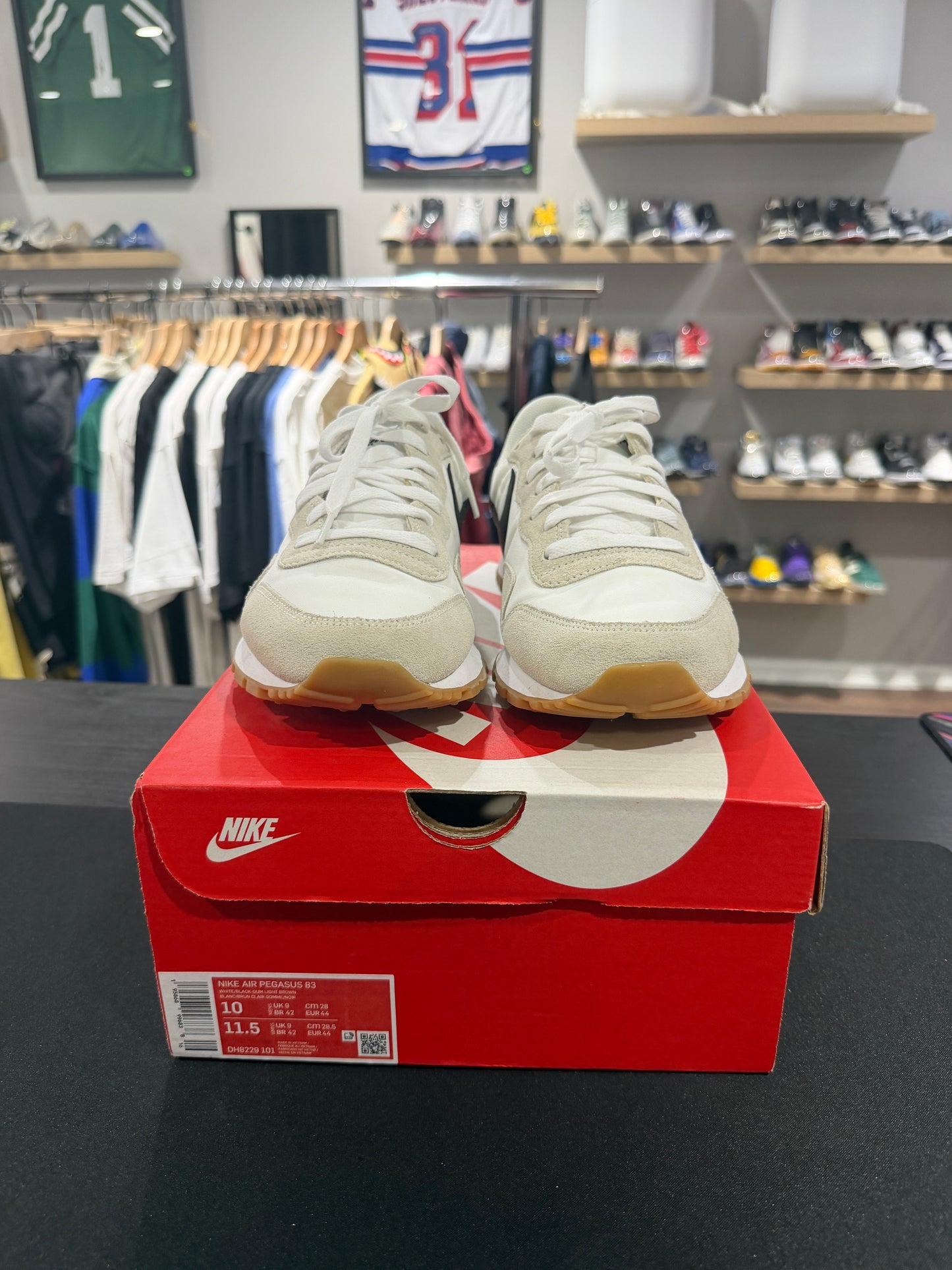 Pegasus 83 White Black Gum