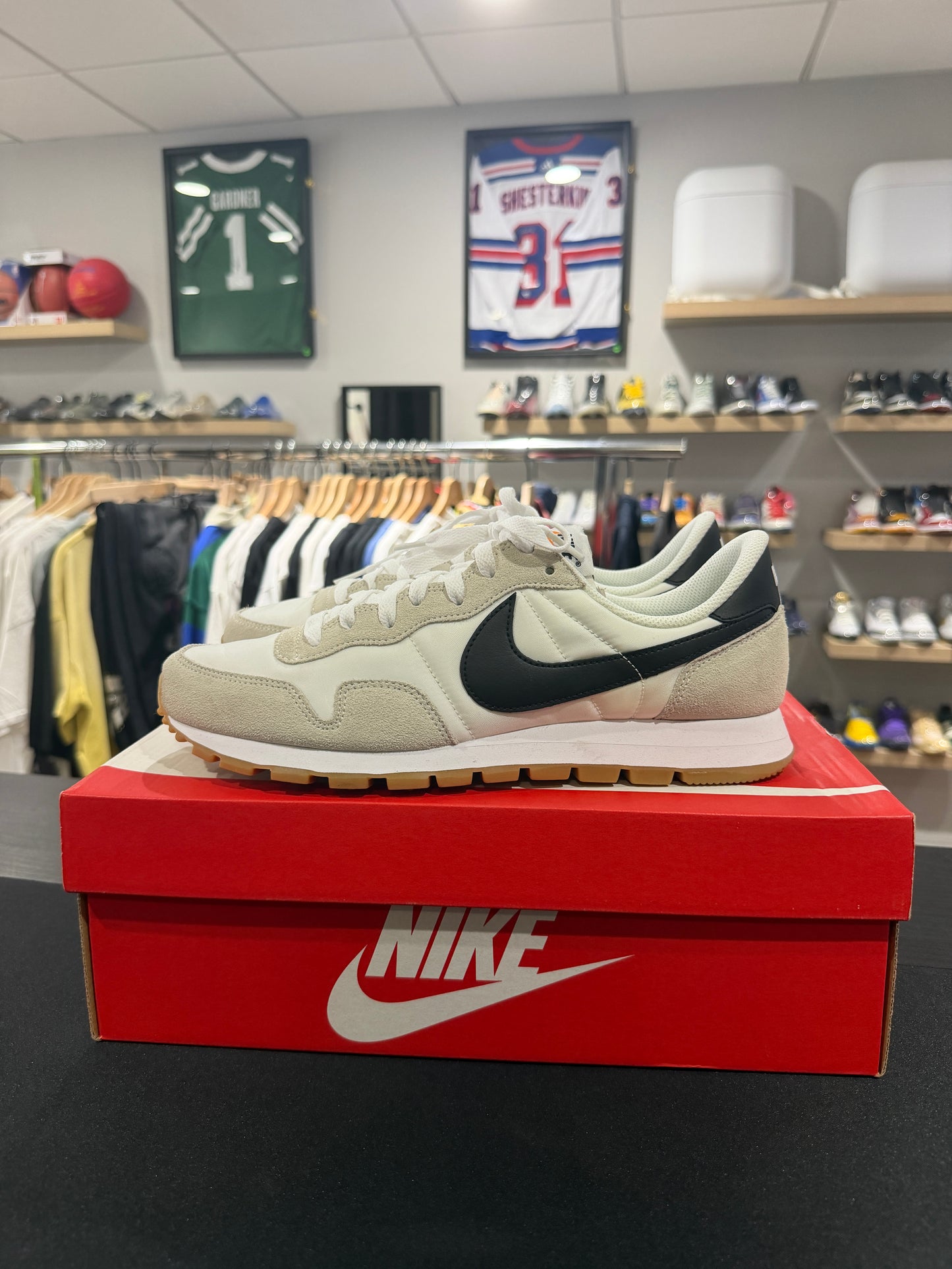 Pegasus 83 White Black Gum
