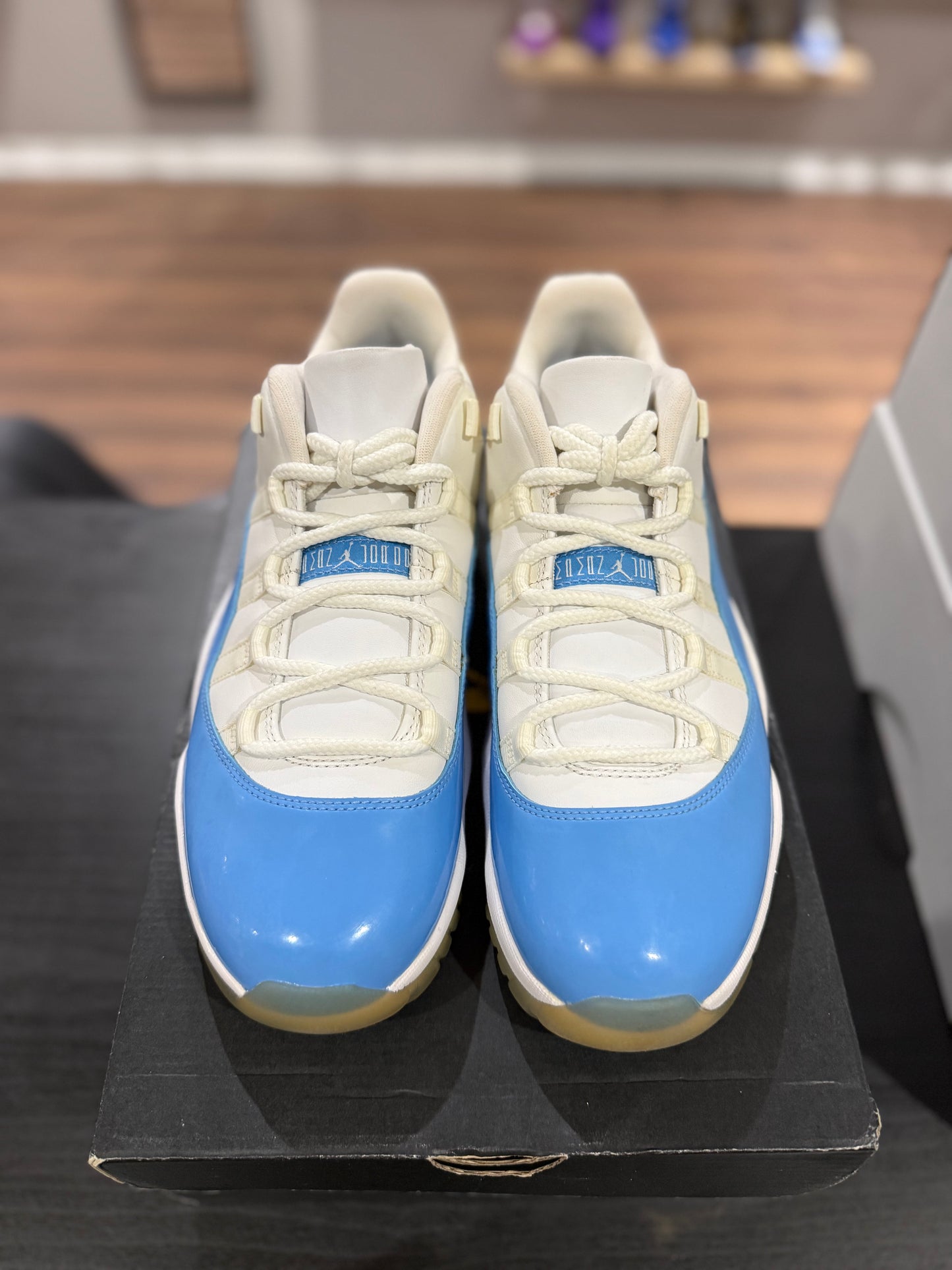 Jordan 11 Low UNC