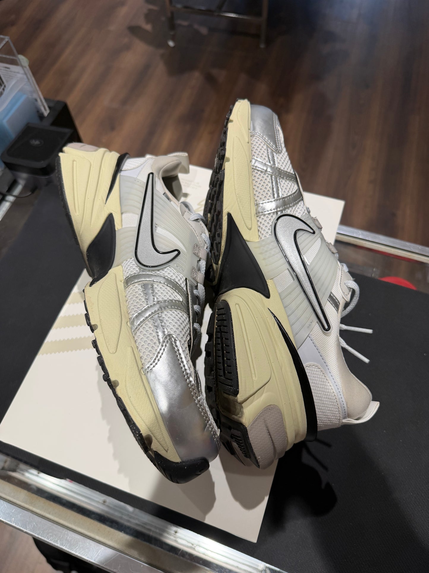 V2K Run Summit White Metallic Silver