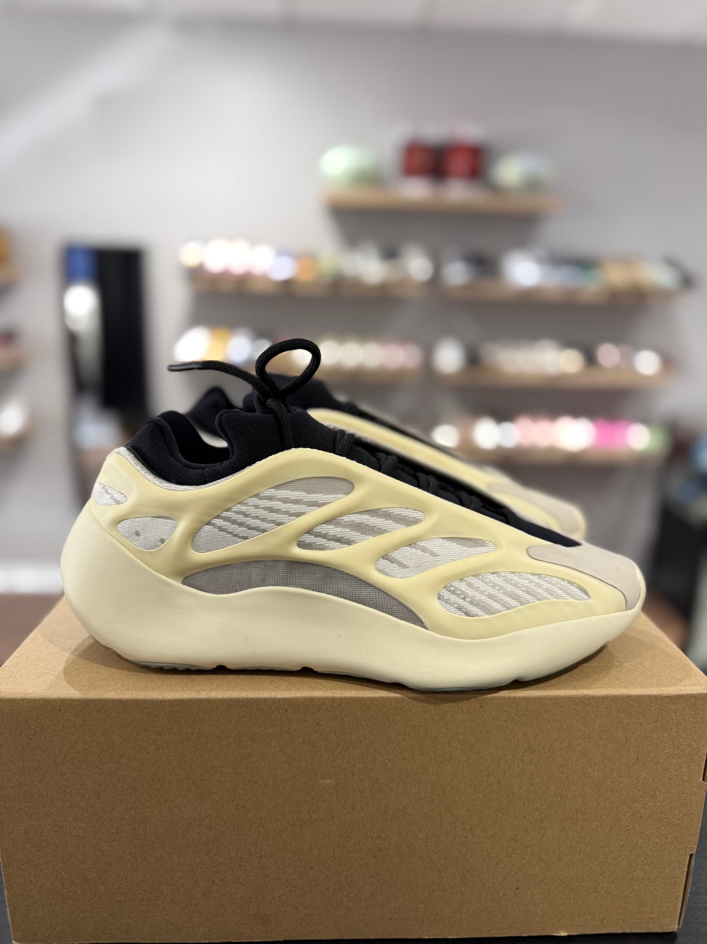 Azeal Yeezy 700 V3 (Used)