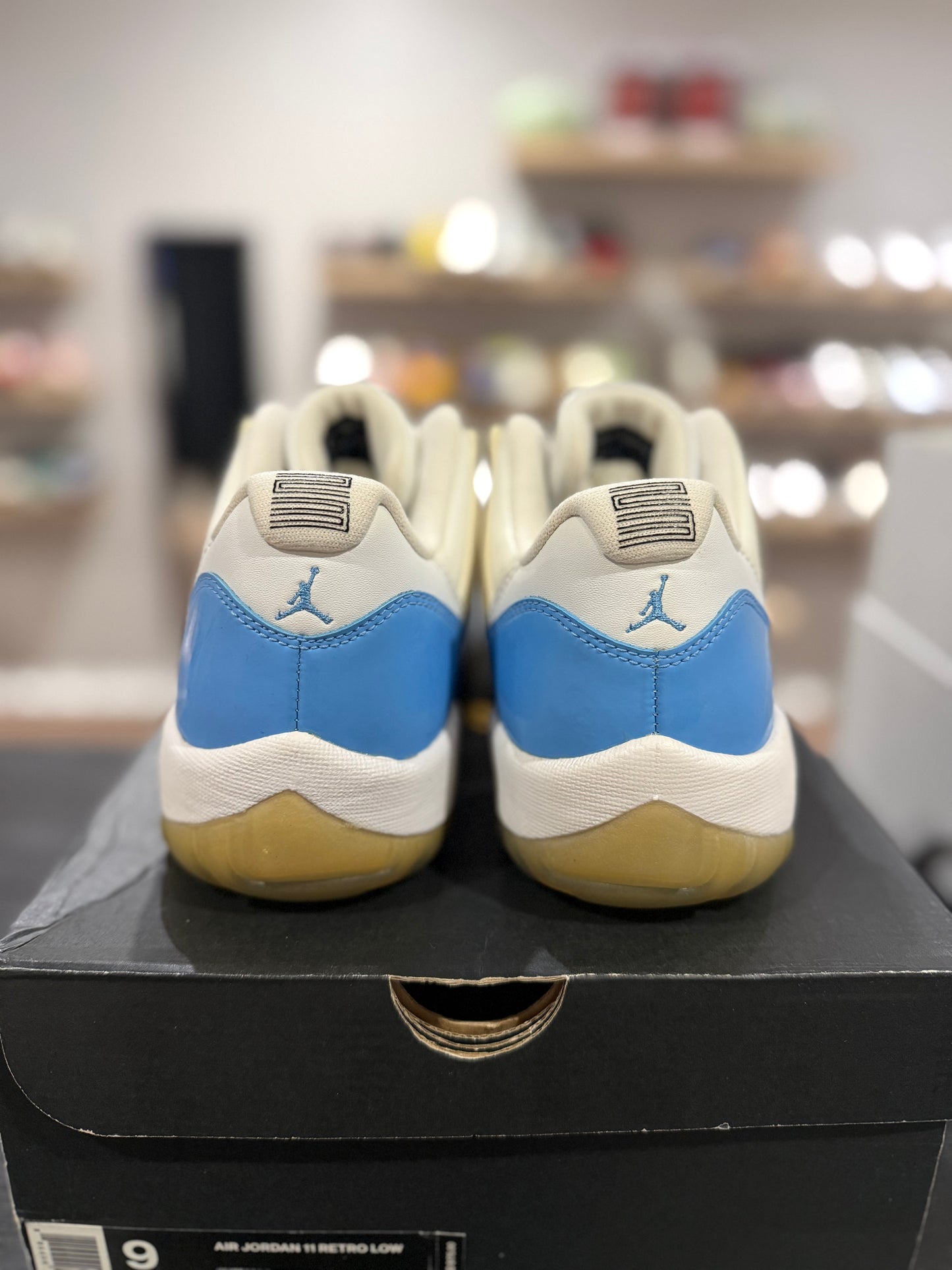 Jordan 11 Low UNC
