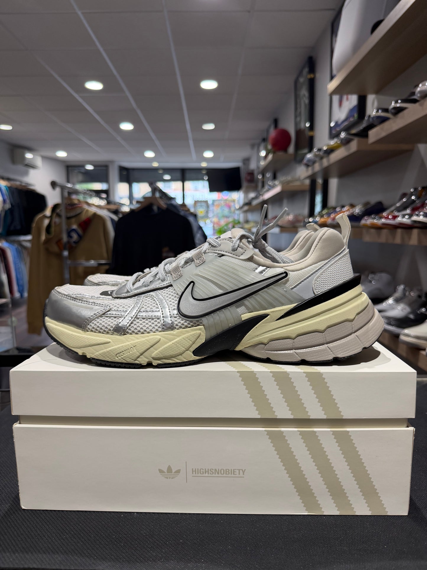 V2K Run Summit White Metallic Silver