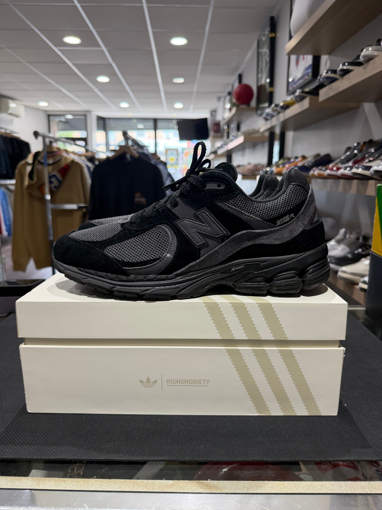 NB 2002R Black Dark Gray