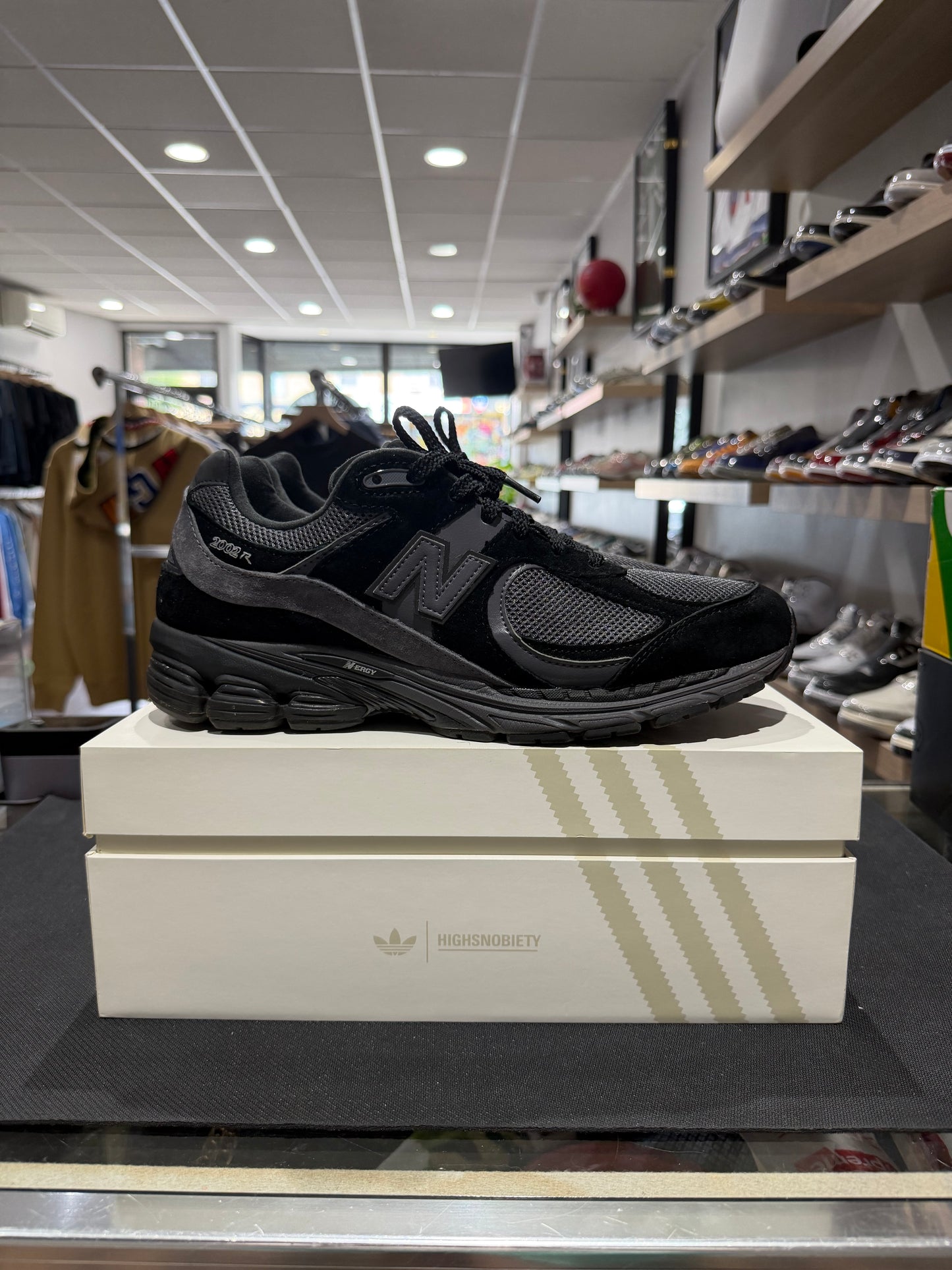 NB 2002R Black Dark Gray