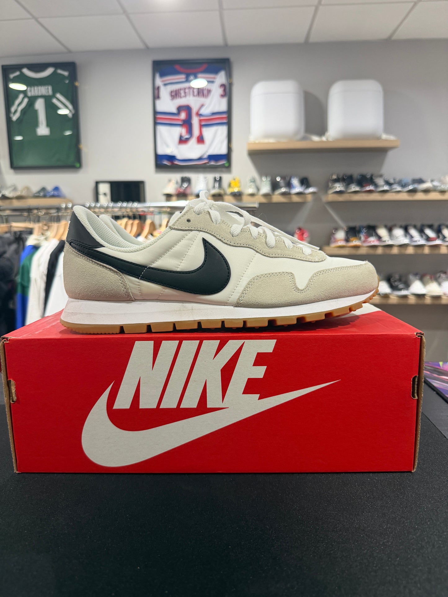 Pegasus 83 White Black Gum