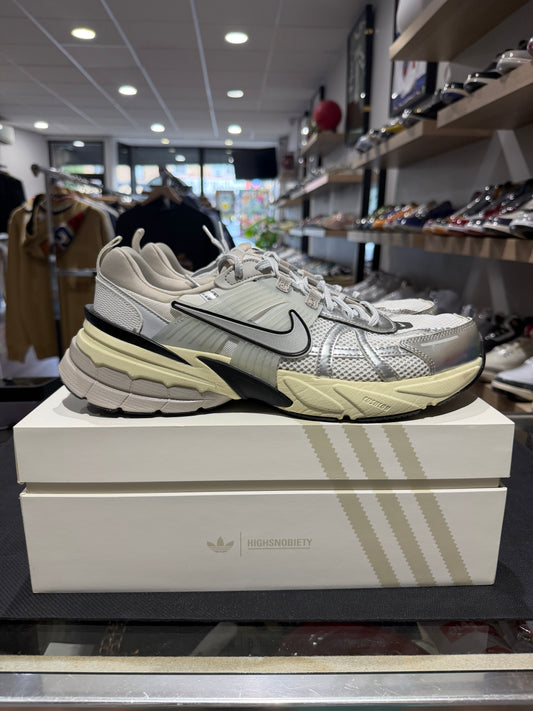 V2K Run Summit White Metallic Silver