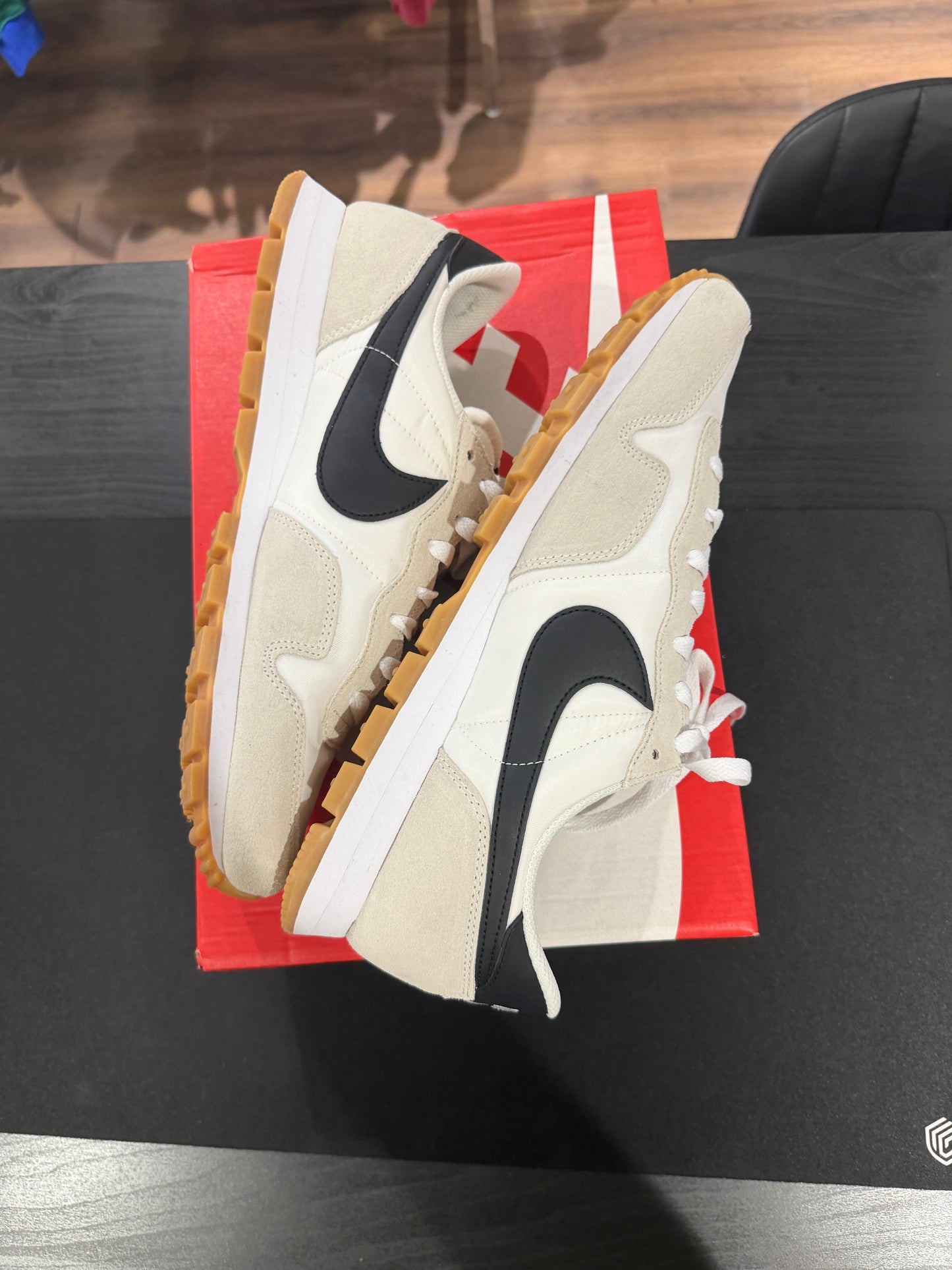 Pegasus 83 White Black Gum