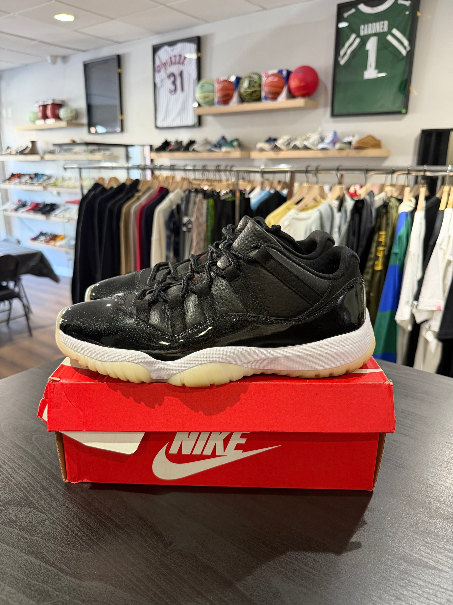Jordan 11 Low 72-10