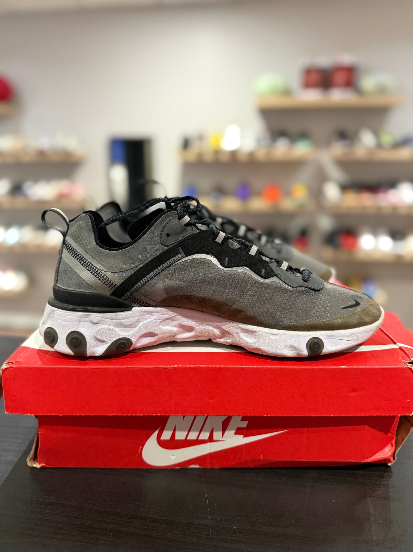React 87 Anthracite Black