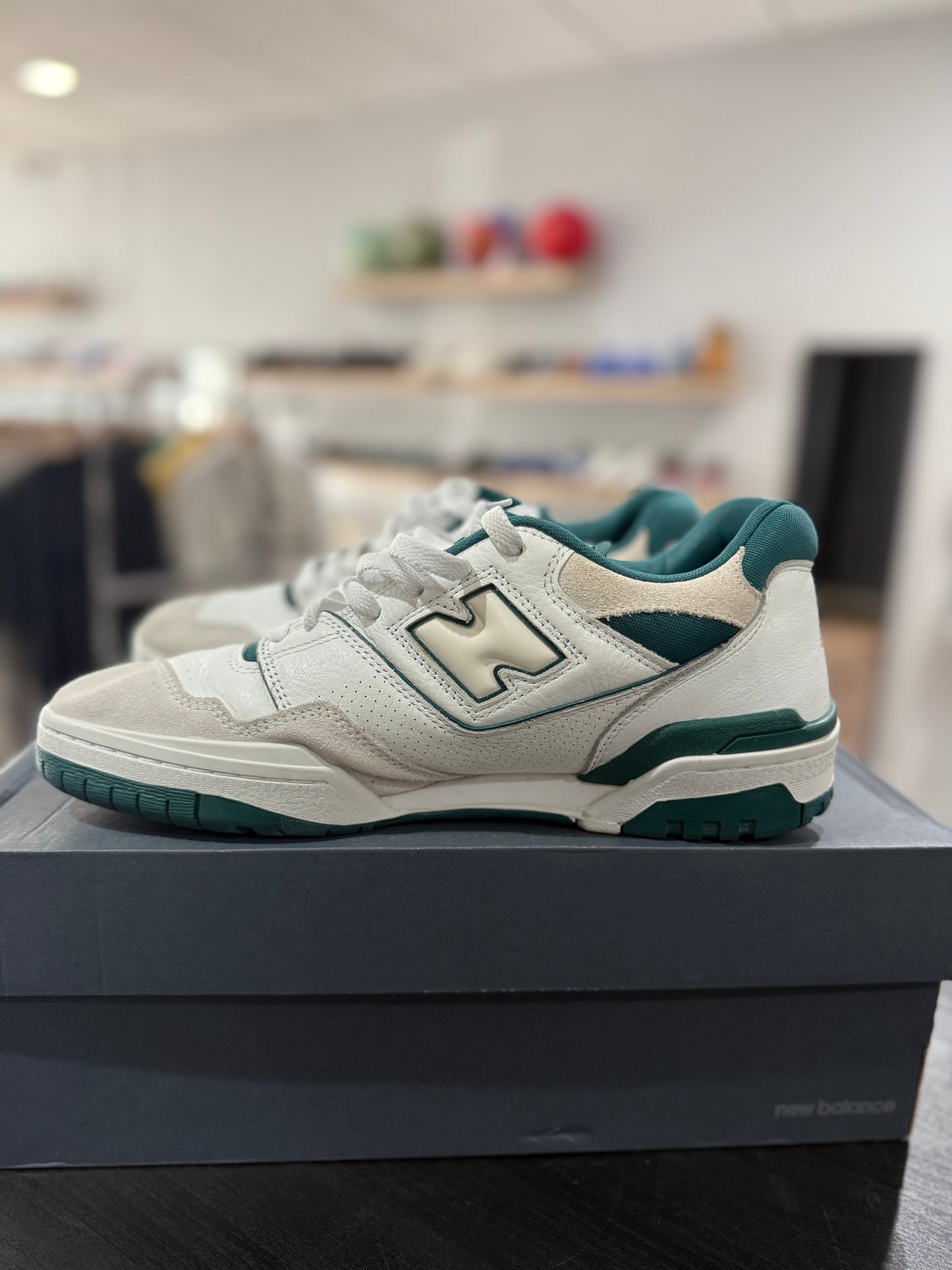 Vintage Teal 550 New Balance (Used)