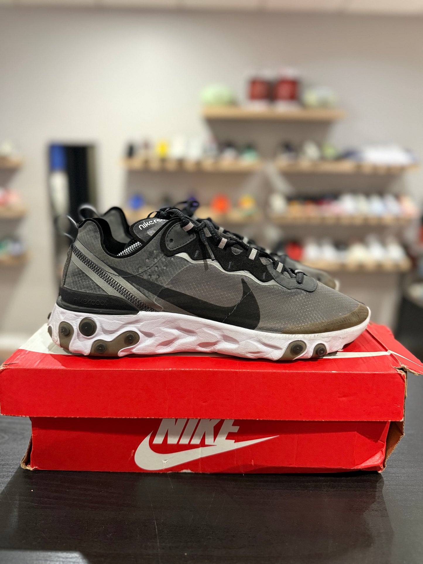 React 87 Anthracite Black