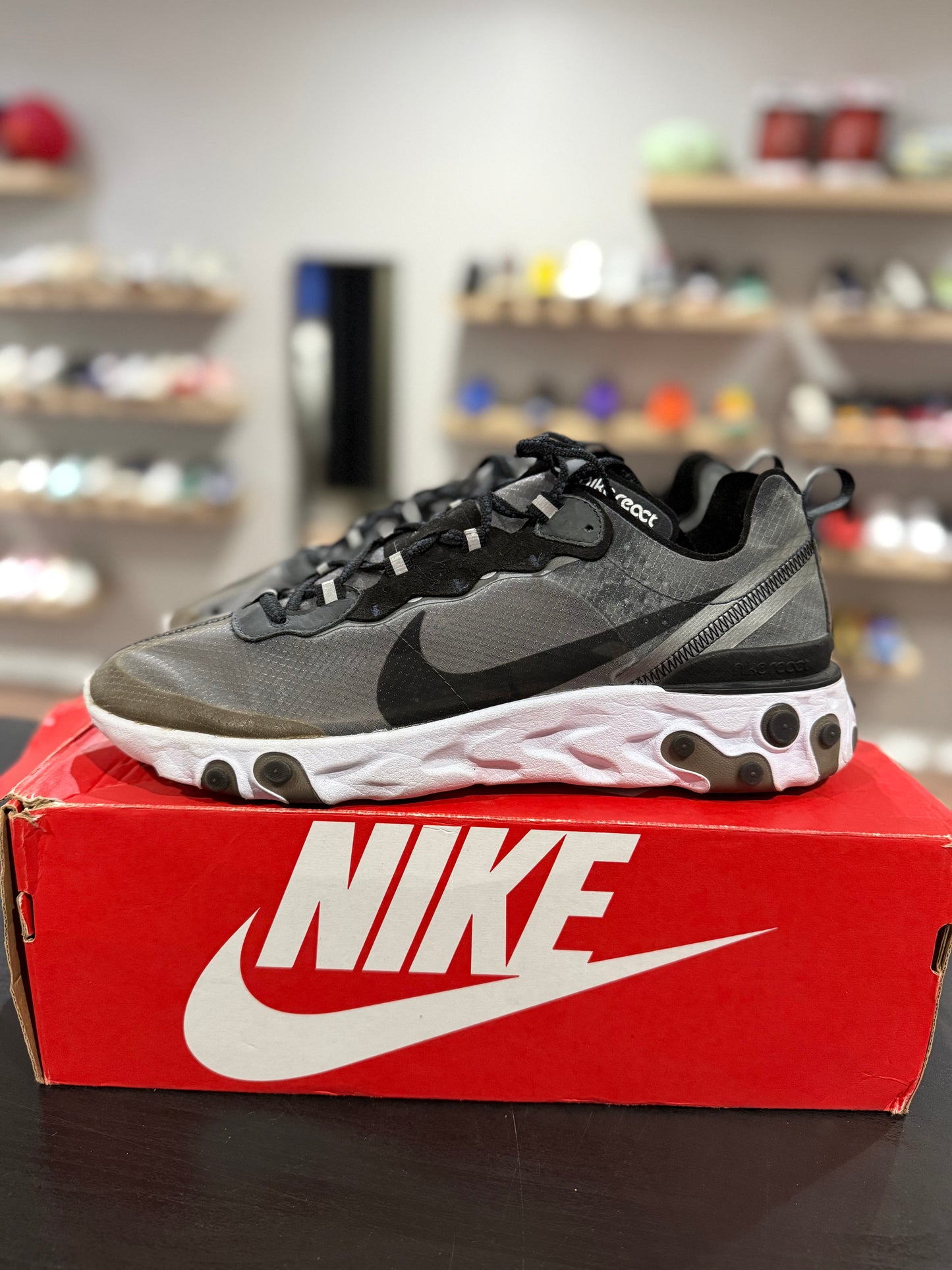 React 87 Anthracite Black